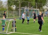 Laatste training S.K.N.W.K. JO7-1 van seizoen 2022-2023 (partijtje tegen de ouders) (96/130)